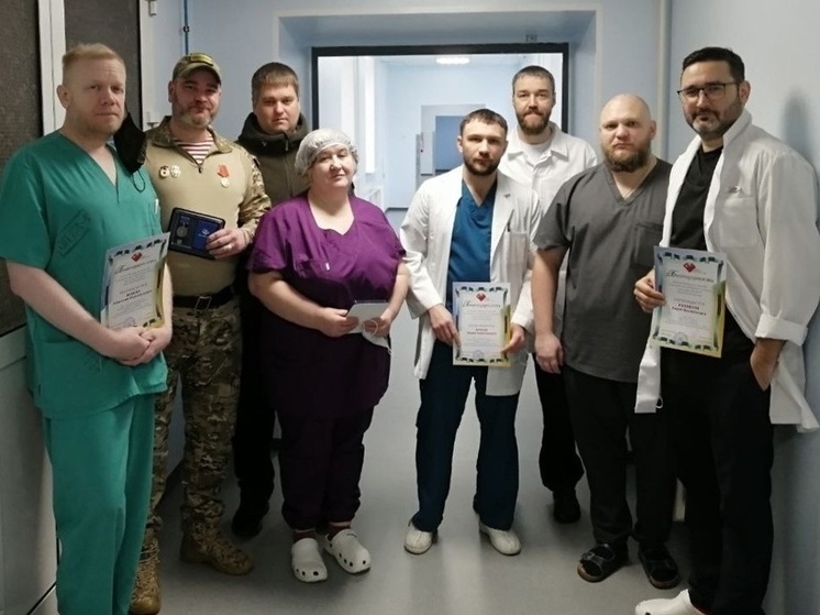Врачи Сургутской травмбольницы получили награды за работу в зоне СВО