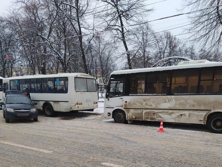 В центре Воронежа автомобилист наехал на пешехода, а затем на 2 автобуса