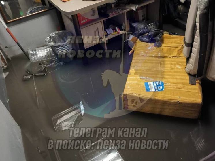 Пензенский магазин утопает из-за аварии на теплосетях