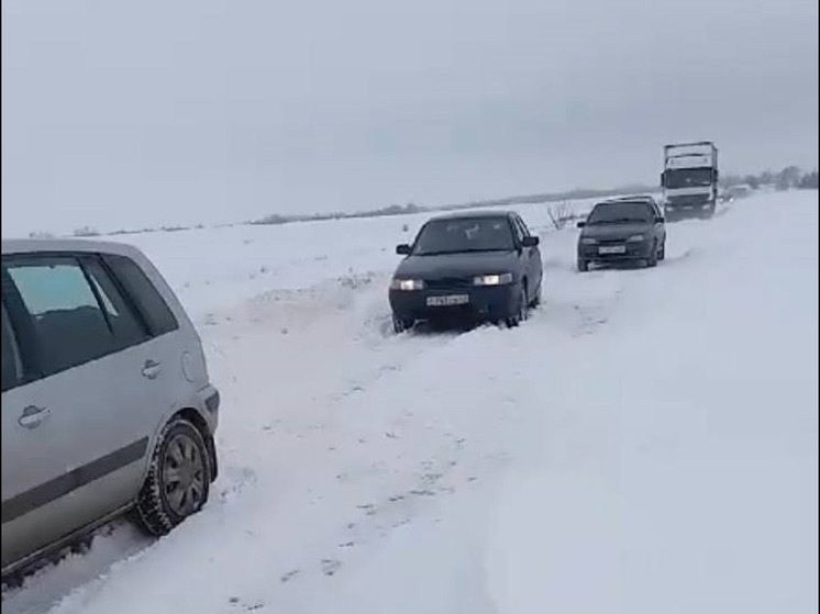 На трассе Ухолово – Ряжск образовалась пробка из-за заснеженной дороги