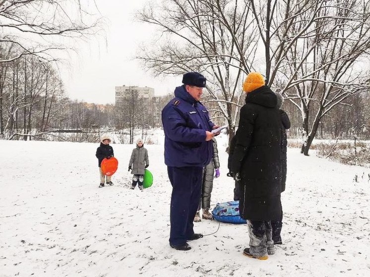 Спасатели напомнили жителям Подмосковья о правилах катания с горок