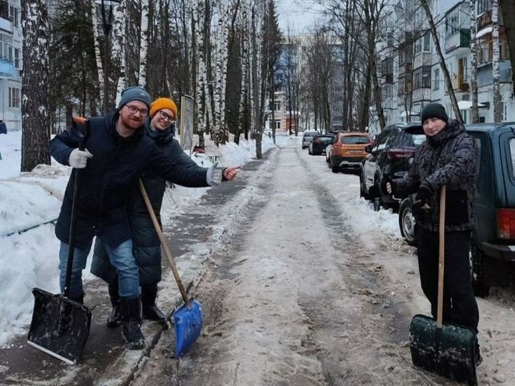 Жители Краснознаменска расчистили двор и пожурили дворников