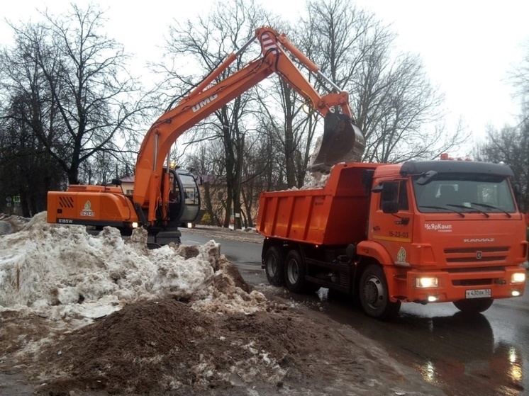 Уборка Великого Новгорода от снега и льда ведется в круглосуточном режиме