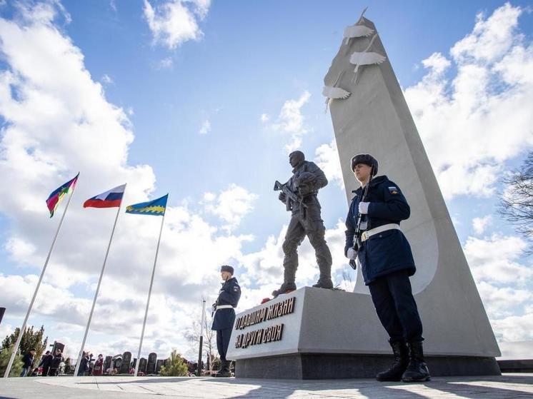 В честь героев-земляков, погибших во время СВО, в Анапе открыли мемориал