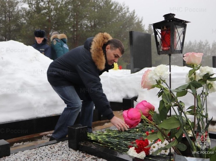 Под Всеволожском возложили цветы в память о погибшем 11 лет назад майоре противопожарной службы