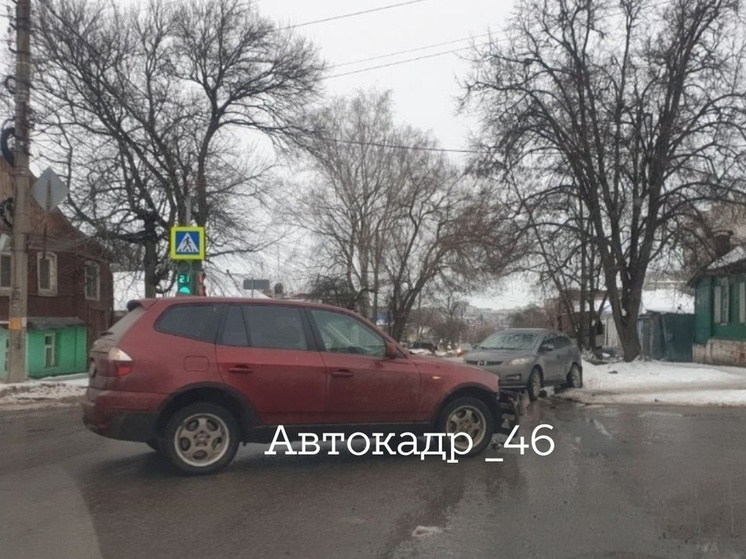 В центре Курска столкнулись два легковых автомобиля