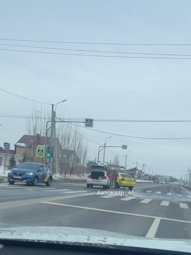 В Курске на пустынном проспекте произошло ДТП