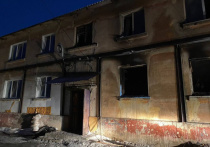 Ночью 25 февраля в Барнауле произошел пожар в двухэтажном многоквартирном доме. Здание находится по адресу: улица 2-я Строительная, 42.