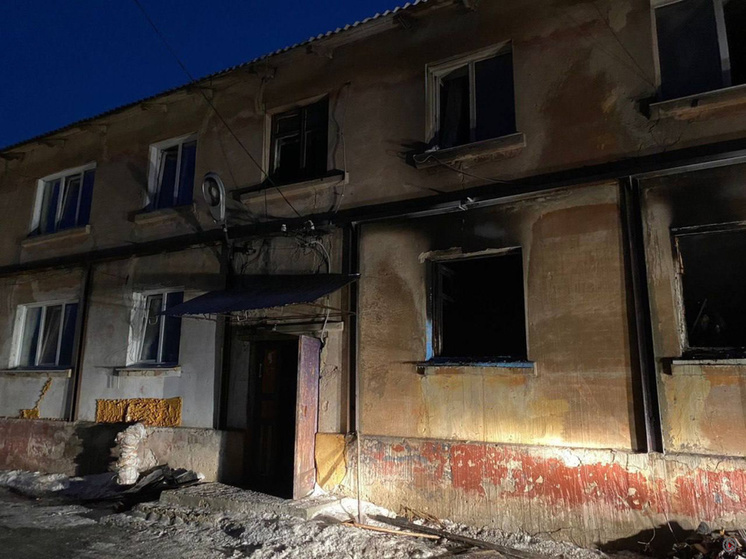 Из горящего дома в Барнауле эвакуировали 14 взрослых и троих детей
