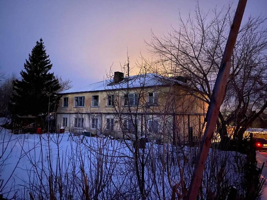 В Барнауле горел многоквартирный дом. Спасены 14 взрослых и трое детей