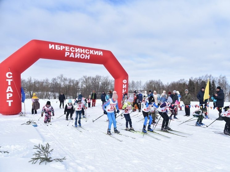 Учитель физкультуры в Чувашии собрал более 200 спортсменов на лыжные гонки