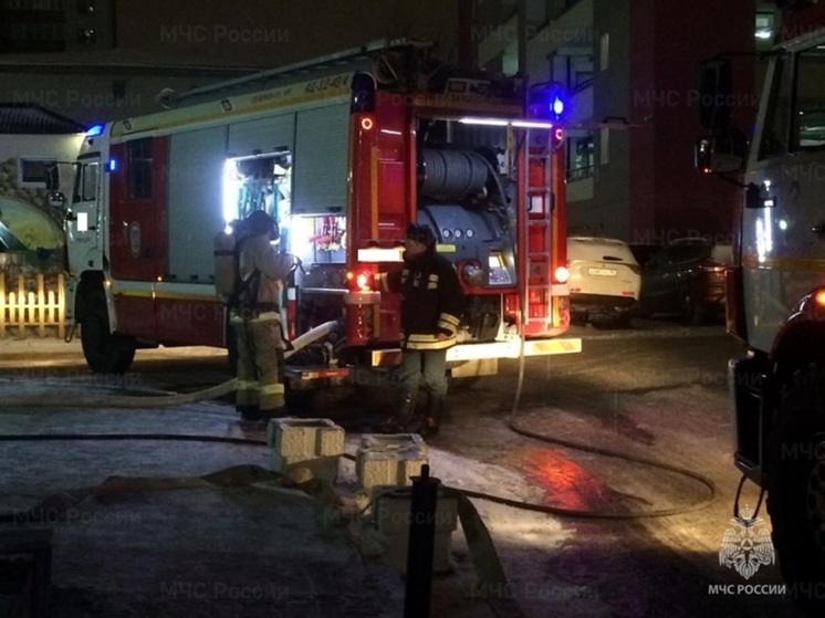 В Екатеринбурге из горящей квартиры спасли человека