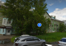 Потолок подъезда чуть не рухнул на жительницу Красноярска