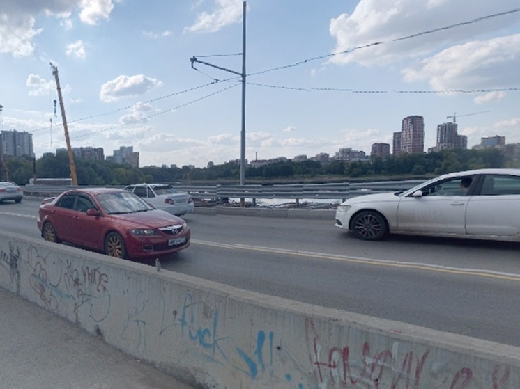 Иномарка вспыхнула возле Макаровского моста в Екатеринбурге