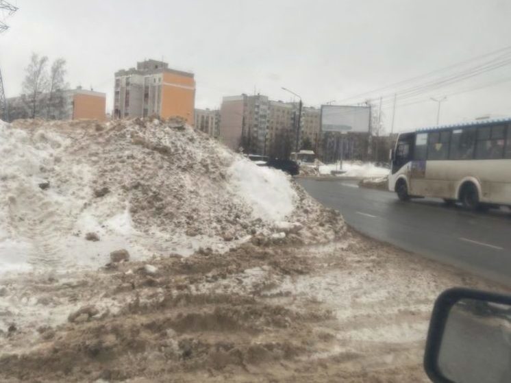 Костромичи рассказали о снежной горе, которая может стать причиной аварии