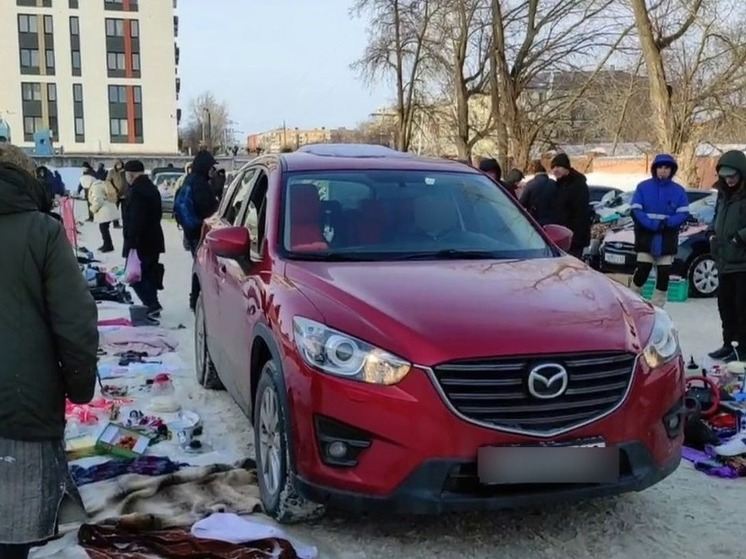 На ярмарке подержанных вещей  женщина за рулём автомобиля Mazda проехала по товарам пенсионерок