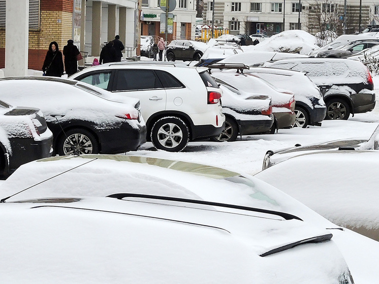Рухнувший с многоэтажки снег разбил автомобиль в Одинцово