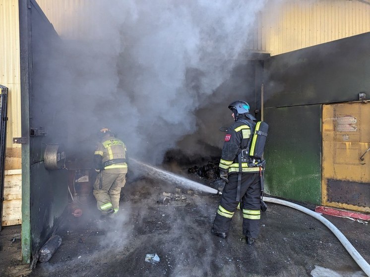 В Волгограде на оптово-строительном рынке на Тулака произошел сильный пожар