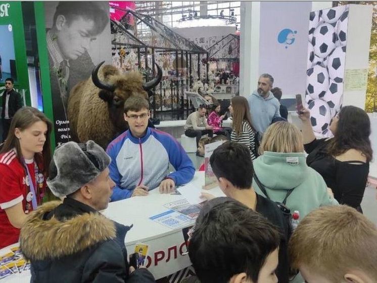 Призёр Паралимпиады встретился с гостями выставки «Россия» в павильоне Орловской области