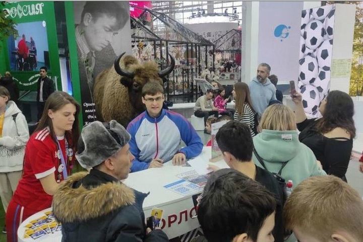 The Paralympic medalist met with guests of the Russia exhibition in the pavilion of the Oryol region