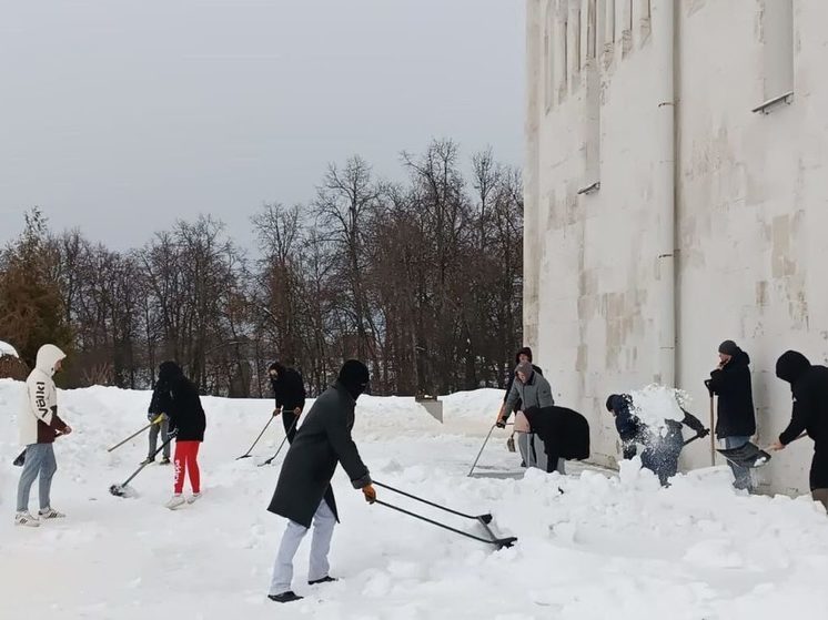 Во Владимире волонтеры очистили от снега территорию Успенского собора