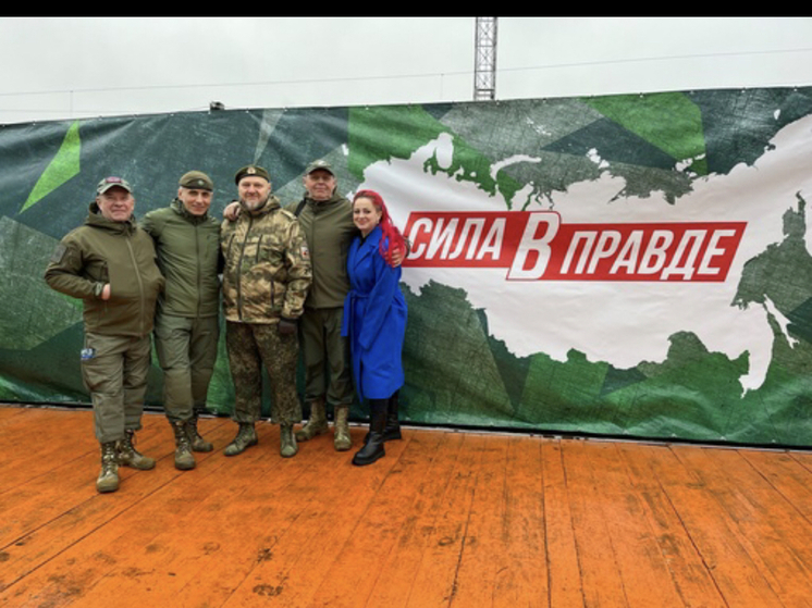 Коллектив КДЦ «Губернский» и Военной академии устроили мини-концерт для участников патриотической акции