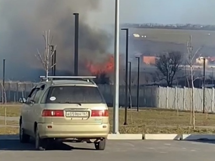 На окраине Ростова бушует крупный ландшафтный пожар