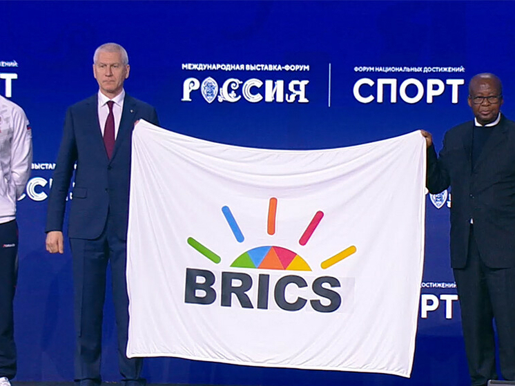 Россия получила от ЮАР флаг спортивных Игр БРИКС, которые пройдут в Казани