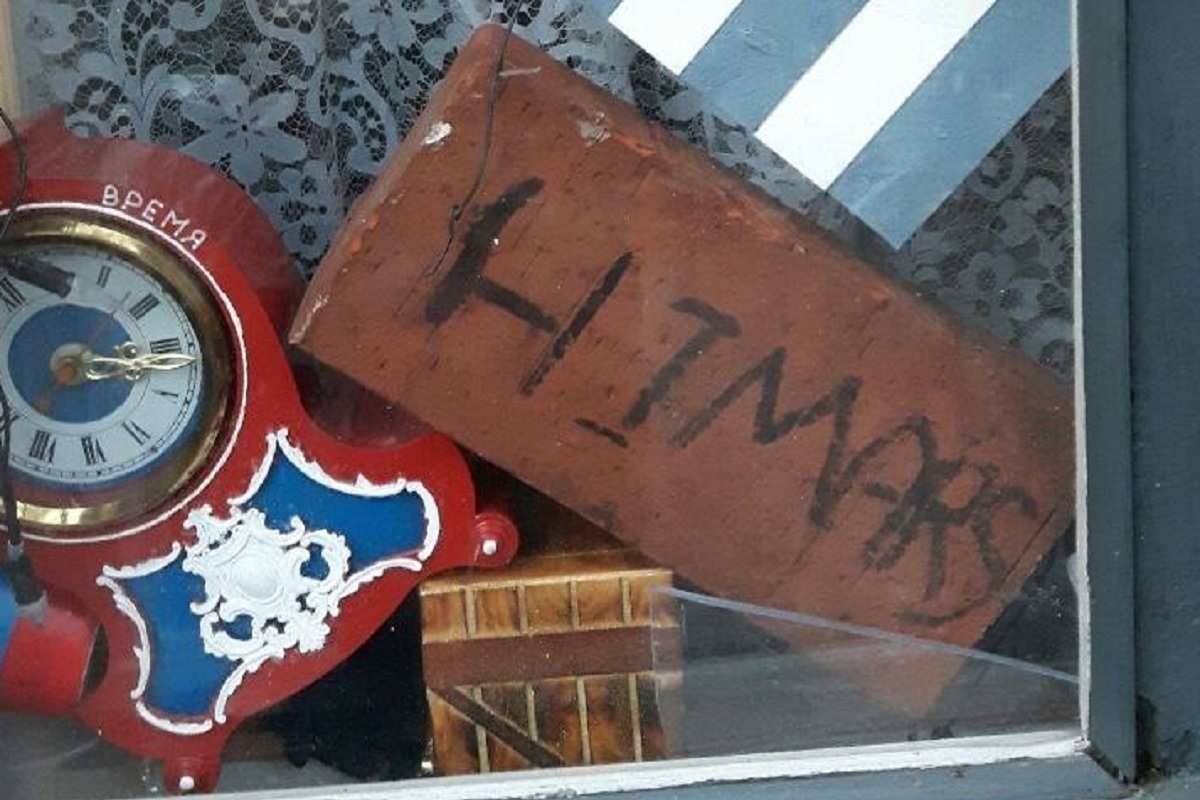 A brick with the inscription HIMARS was thrown through the window of a Russian activist