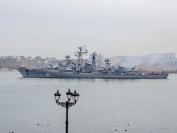 В Севастополе объявили воздушную тревогу, Крымский мост перекрыт