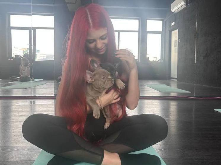Фигуристка Александра Трусова опубликовала снимки с йоги со щенками