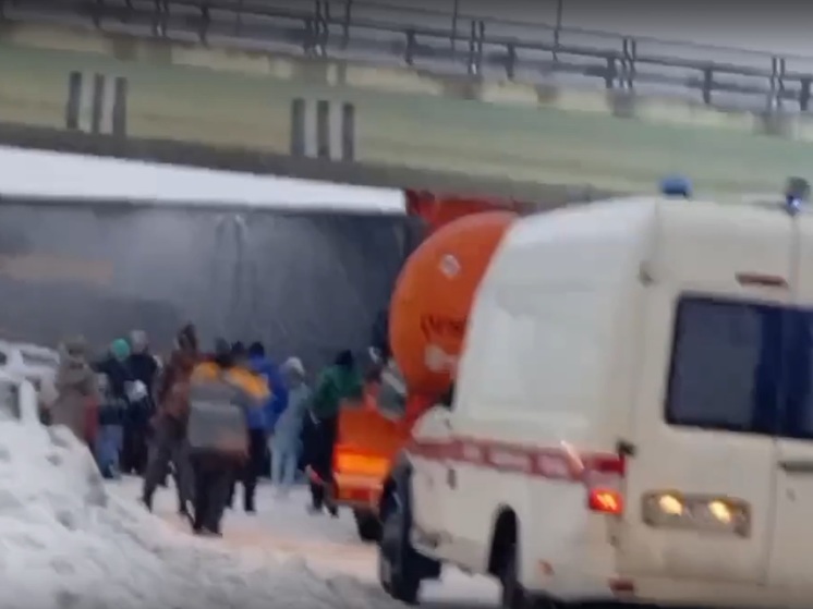 В Ярославской области крупное ДТП заблокировало трассу М-8