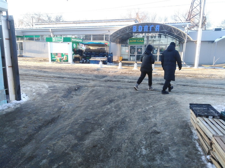 Саратовцы жалуются на гололед у входа в рынок