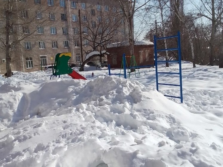 В Стерлитамаке коммунальщики завалили снегом детскую площадку