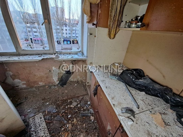 Ракета ВСУ пробила три этажа в многоэтажке Киевского района Донецка