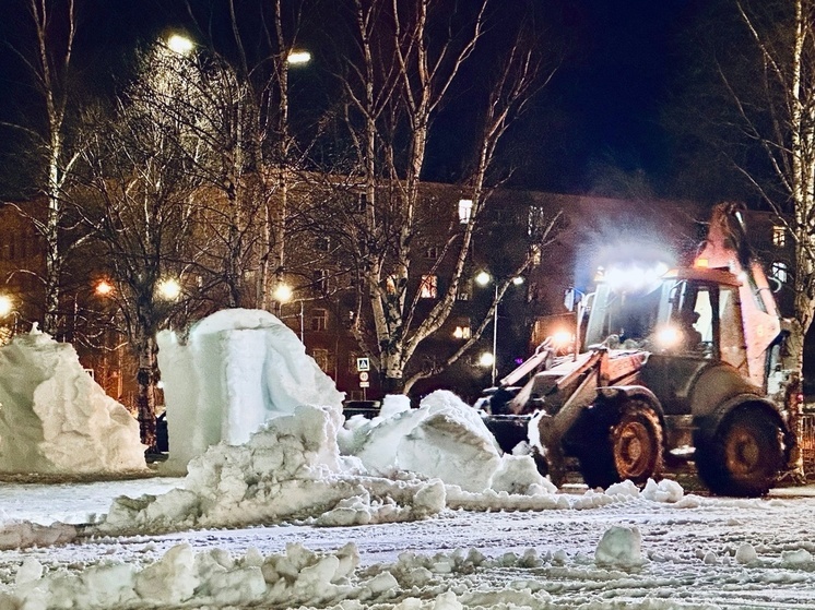 Экскаватор сломал снежные скульптуры на набережной Петрозаводска