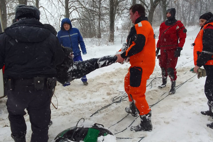 Первые жертвы льда: в Костроме на Черной речке чуть не утонул мужчина