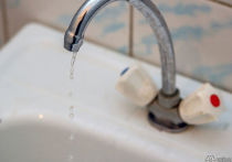 Жители поселка Левососновский Топкинского муниципального округа возмущены качеством воды, которая течет из их водопроводных кранов
