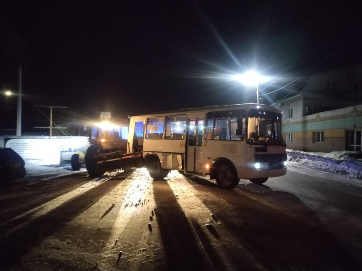 В Биробиджане столкнулись трактор и автобус