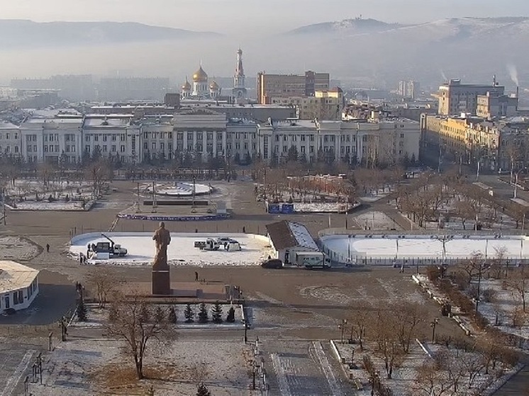 Ледовый каток начали убирать на площади Ленина в Чите