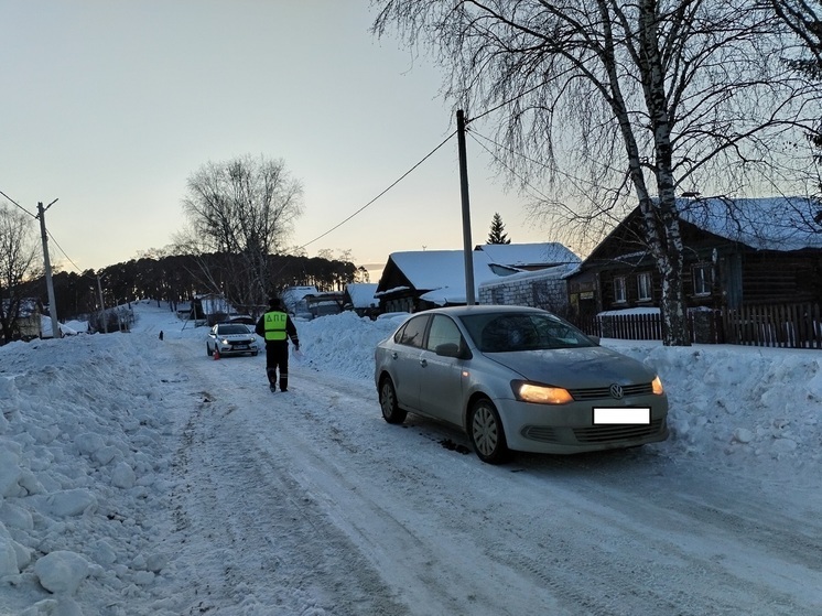 Автомобиль сбил ребенка, перебегавшего дорогу в свердловском поселке
