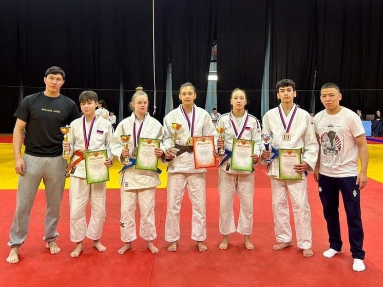 Якутяне выиграли пять медалей на межрегиональном турнире по дзюдо