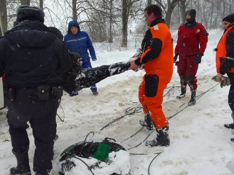Костромские спасатели не дали погибнуть провалившемуся под лед мужчине