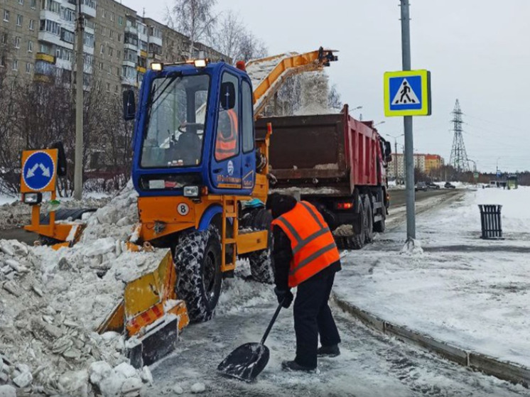 За сутки на дороги Тобольска вышли 89 машин по уборке снега