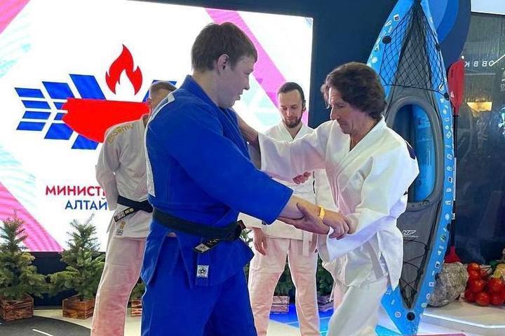 Minister of Sports of the Altai Territory Nifontov conducted a training session at the “Russia” exhibition