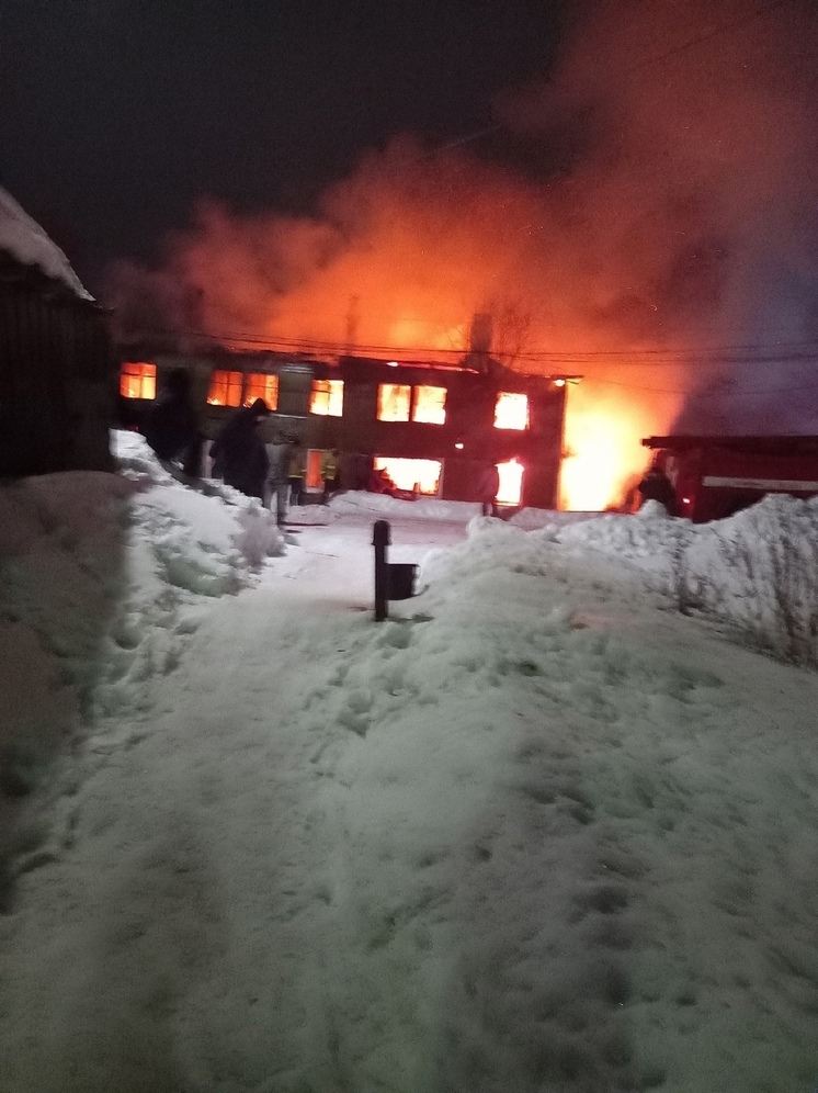 Двухэтажный дом сгорел в Карелии, восемь семей оказались на улице