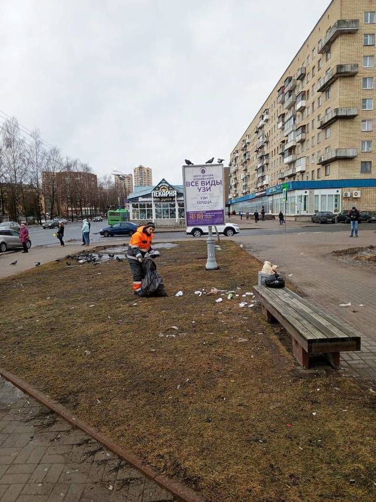 Коммунальные службы Пскова убирают город от мусора и грязи после таяния снега