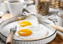 Ряд исследований показал, что употребление более трех яиц на завтрак увеличивает риск развития сердечно-сосудистых заболеваний