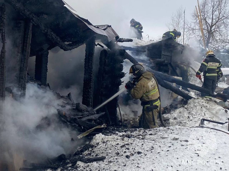 В Ивановском районе пожарные вытащили из горящего сарая три газовых баллона