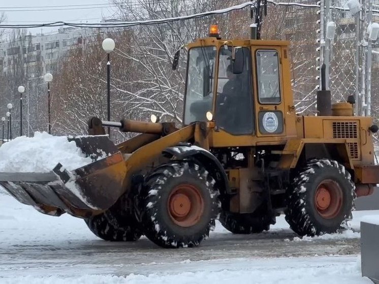 В Белгороде за неделю коммунальщики вывезли 3 100 кубов льда и снега